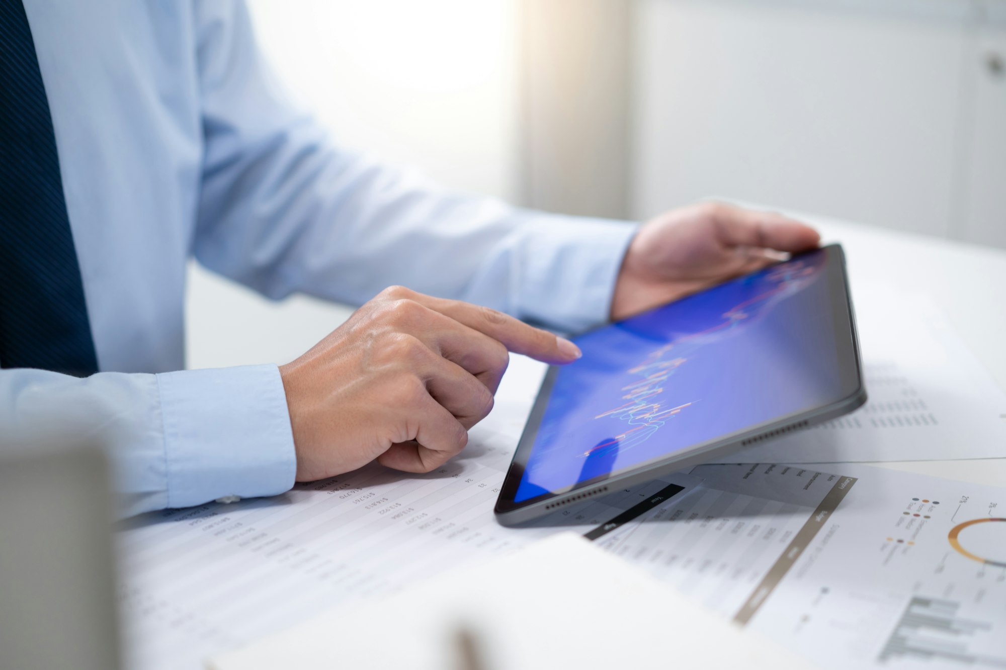 Investor reading Warren Buffet quotes on laptop.